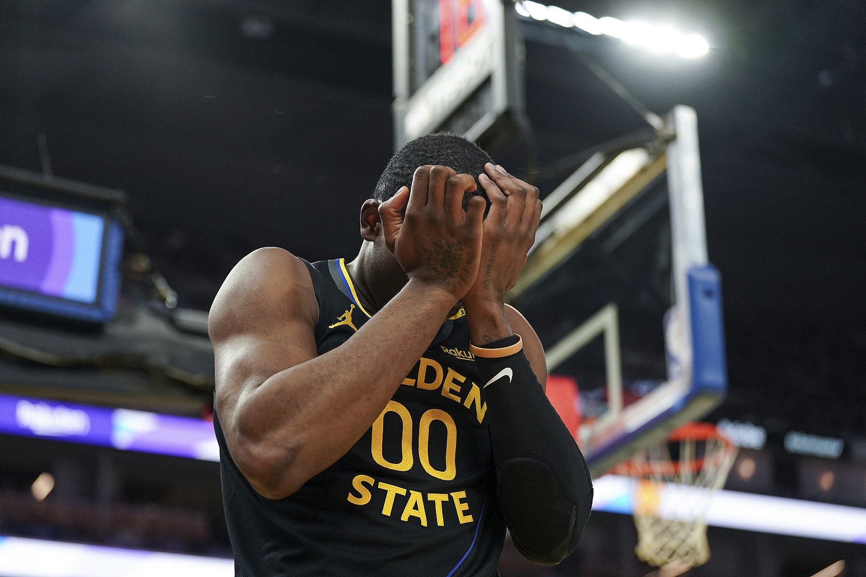 库明加续约僵局：同届新秀多人获亿元合同 为何他被勇士冷落？